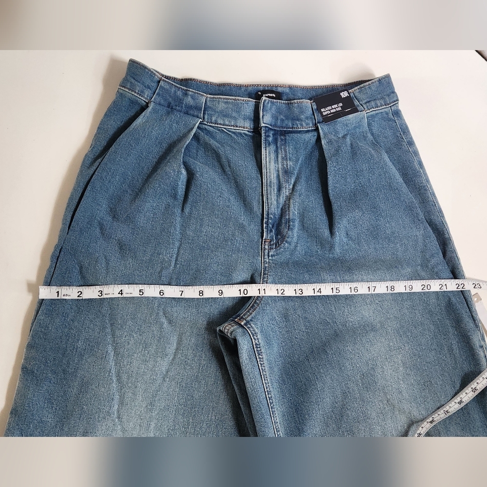 Express Relaxed Wide-Leg Super High Rise Denim Pants. Size: 10R - Picture 4 of 10